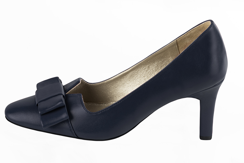 Navy blue women's dress pumps, with a knot on the front. Round toe. High kitten heels. Profile view - Florence KOOIJMAN